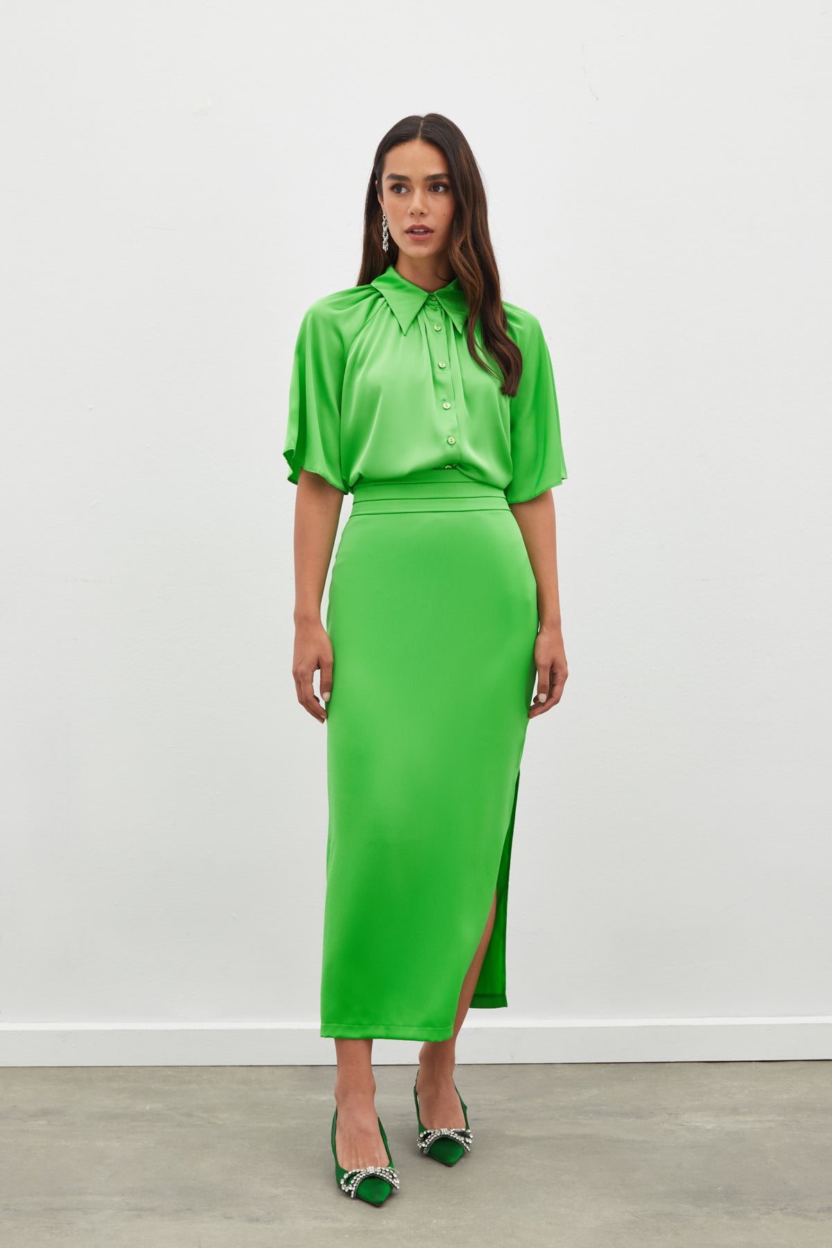 Jupe mi-longue taille haute brillante