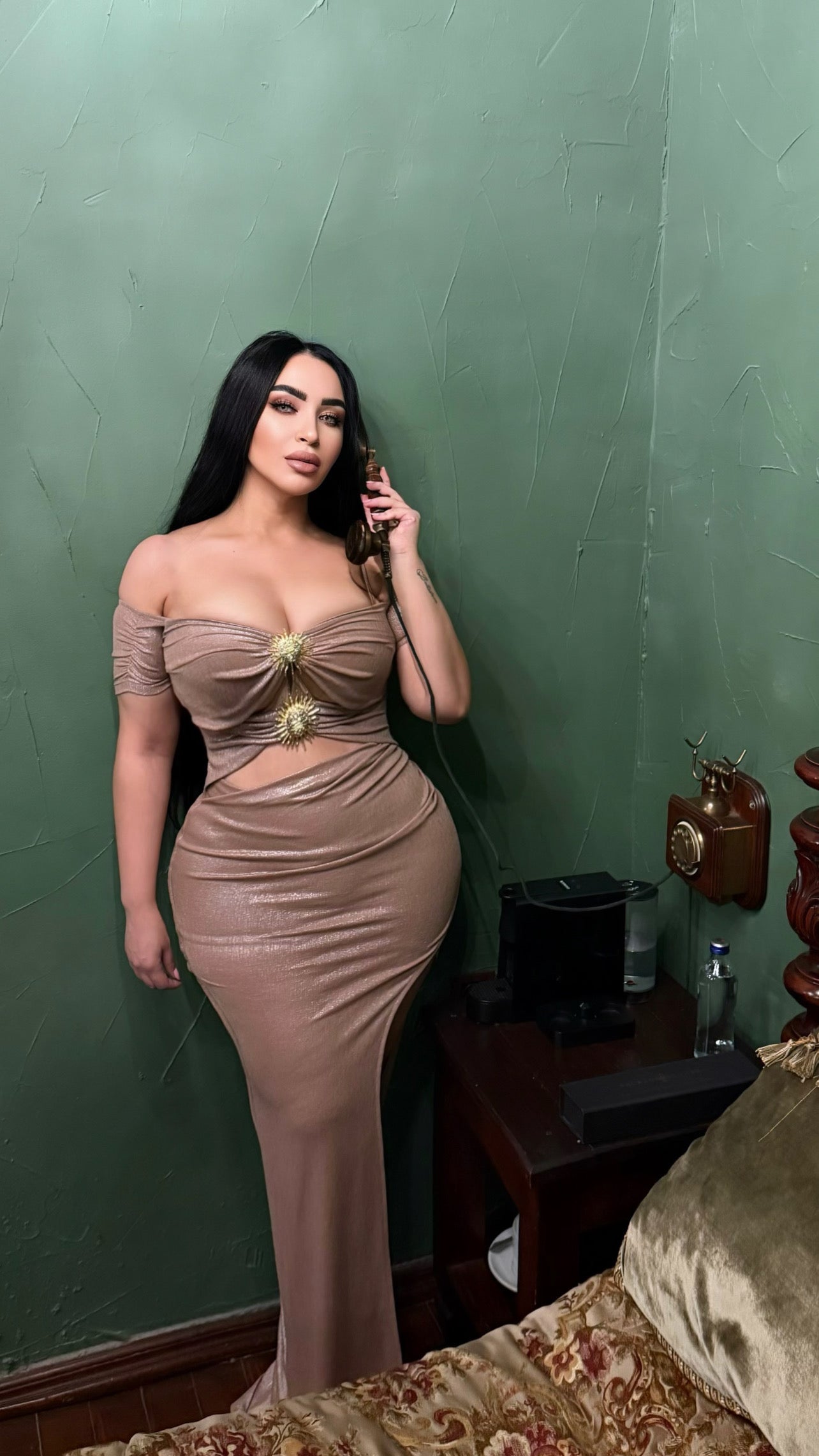 Robe de soirée ajustée à ornements dorés