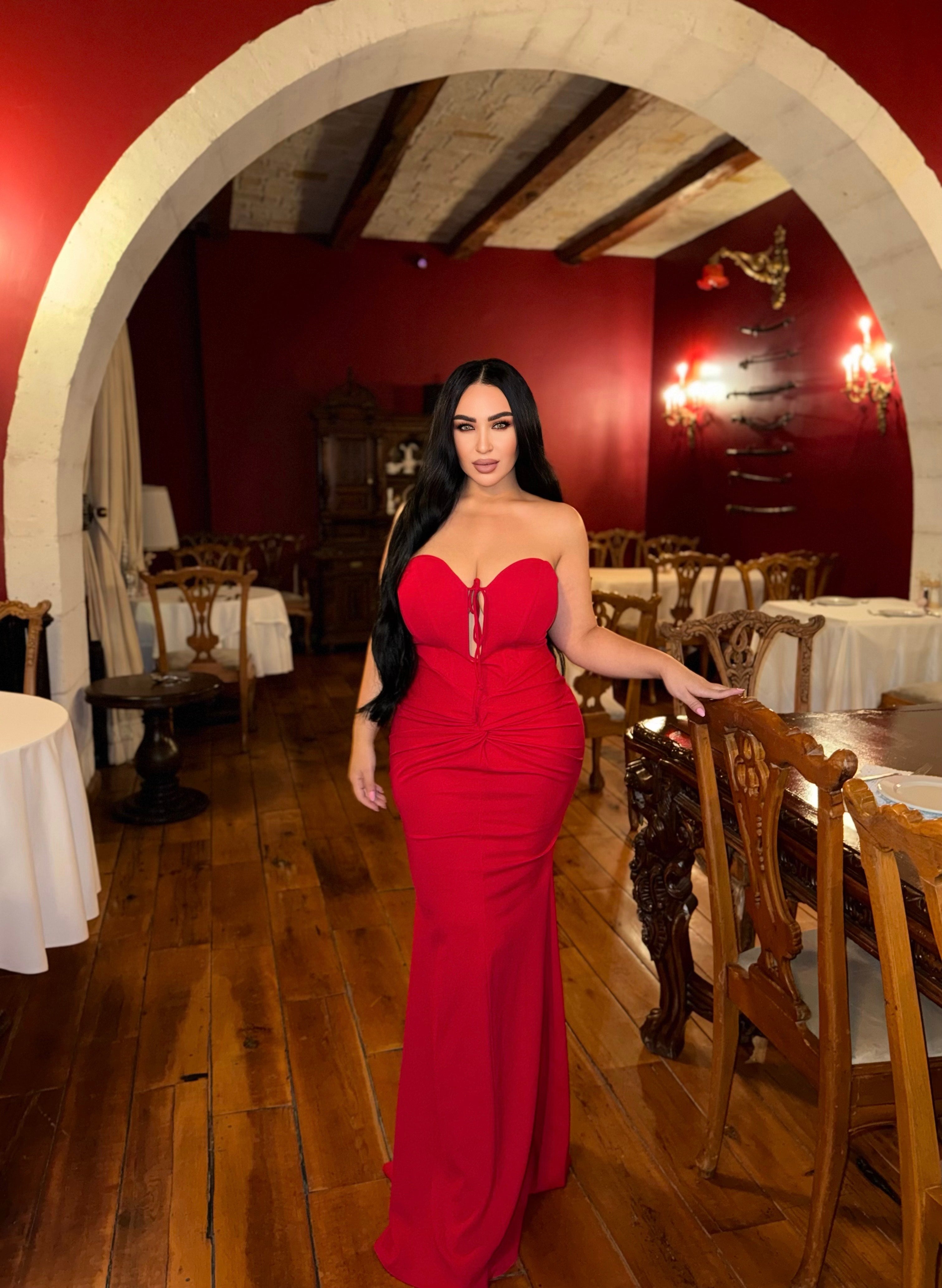 Robe de soirée ajustée avec détails buste