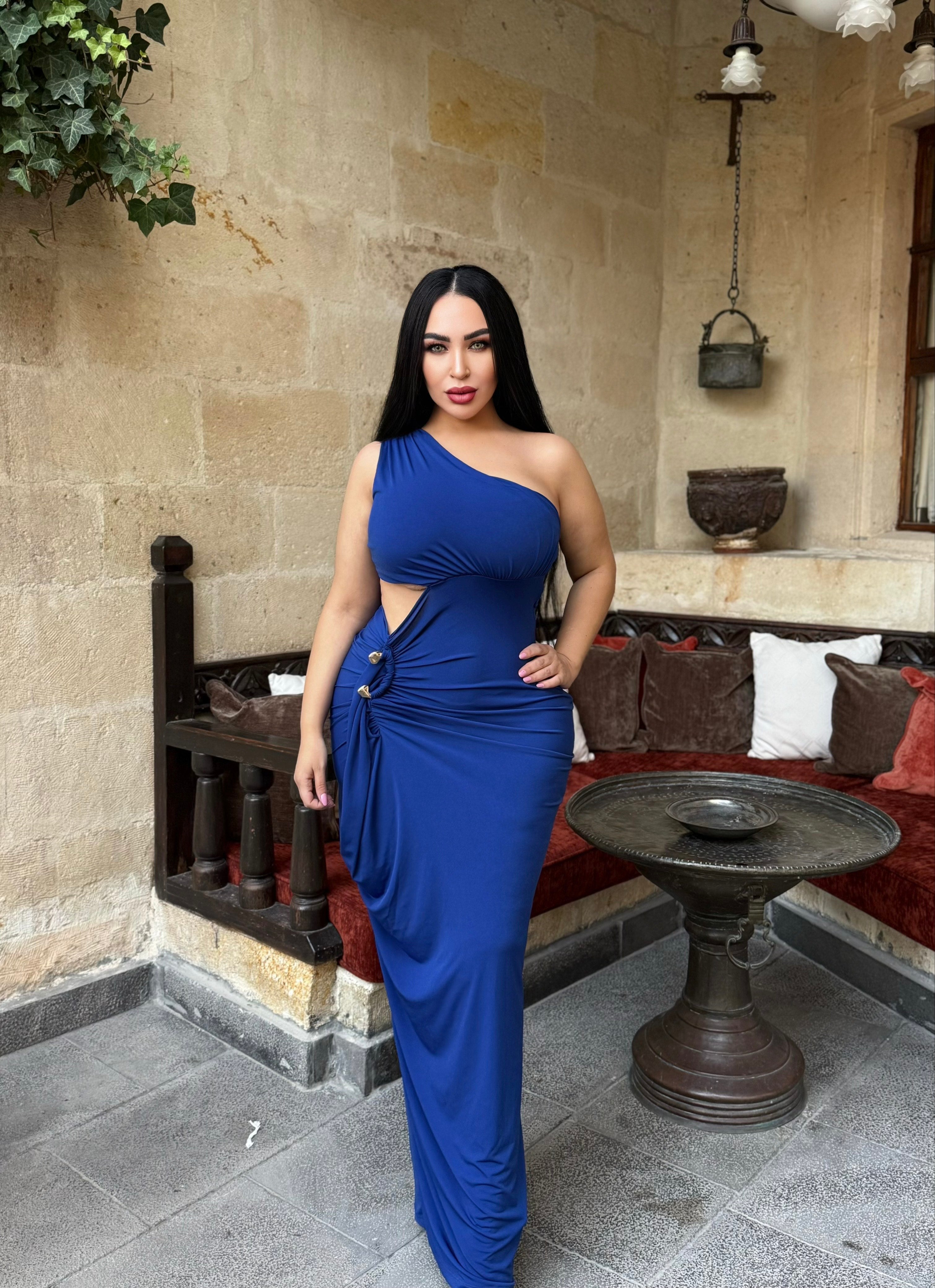 Robe longue asymétrique avec détails à la taille