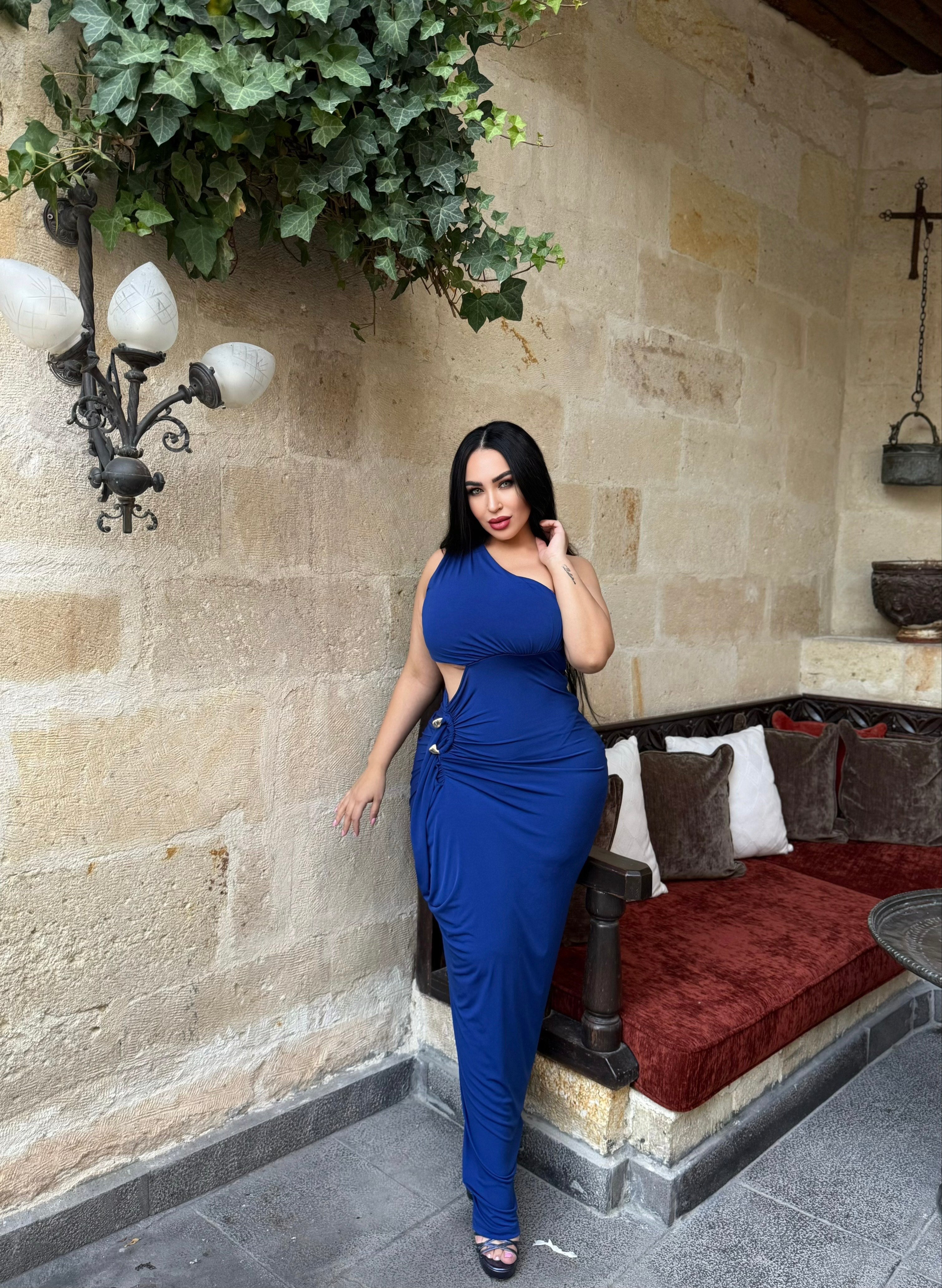 Robe longue asymétrique avec détails à la taille