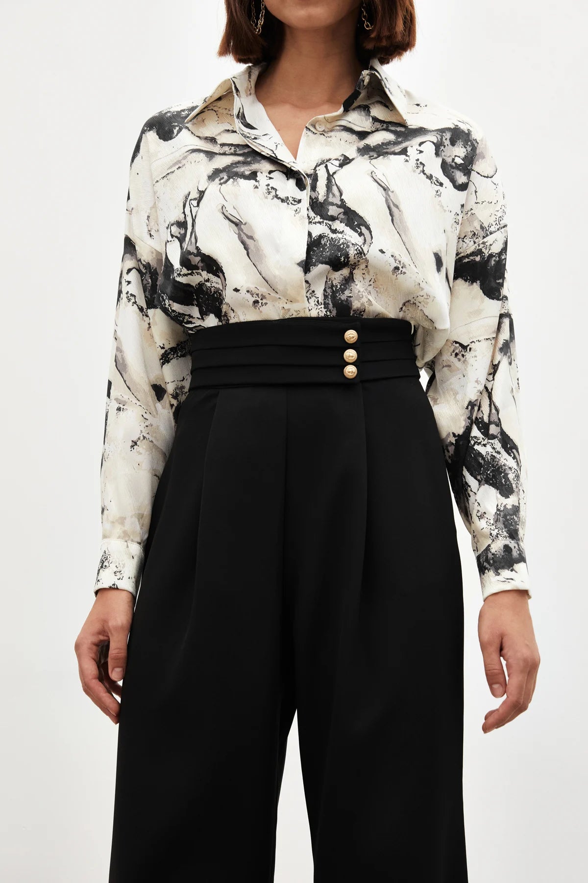 Pantalon large taille haute à boutons dorés