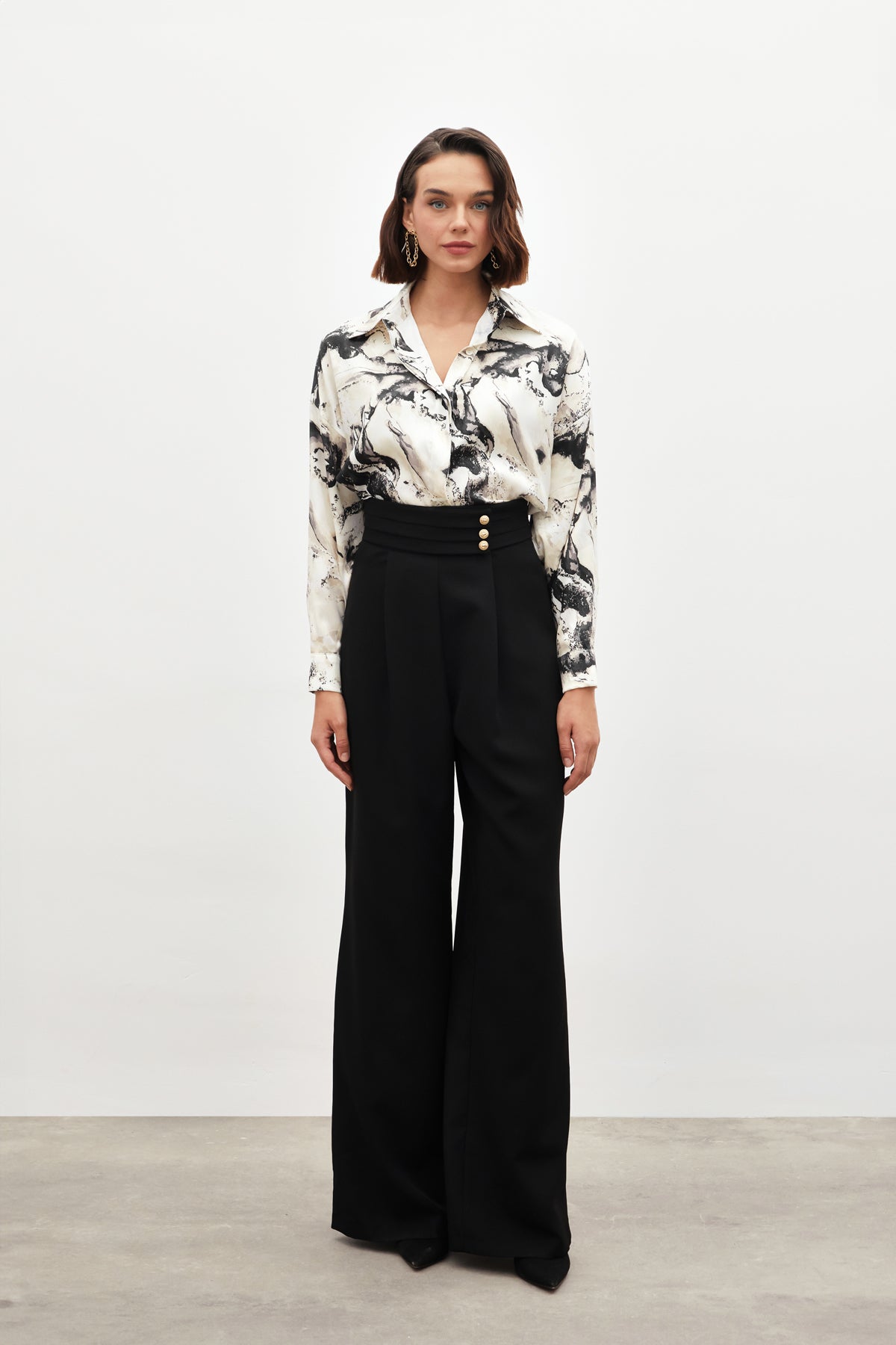 Pantalon large taille haute à boutons dorés