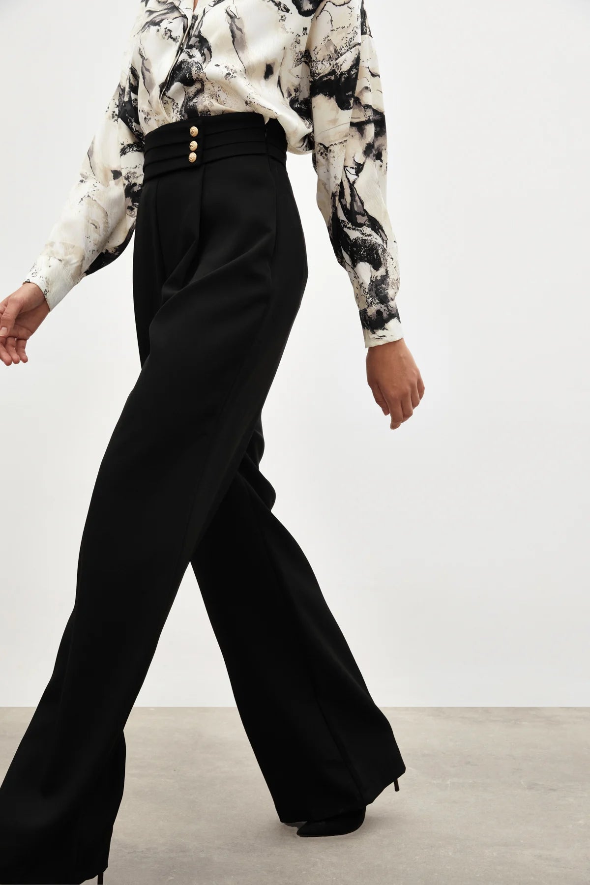 Pantalon large taille haute à boutons dorés