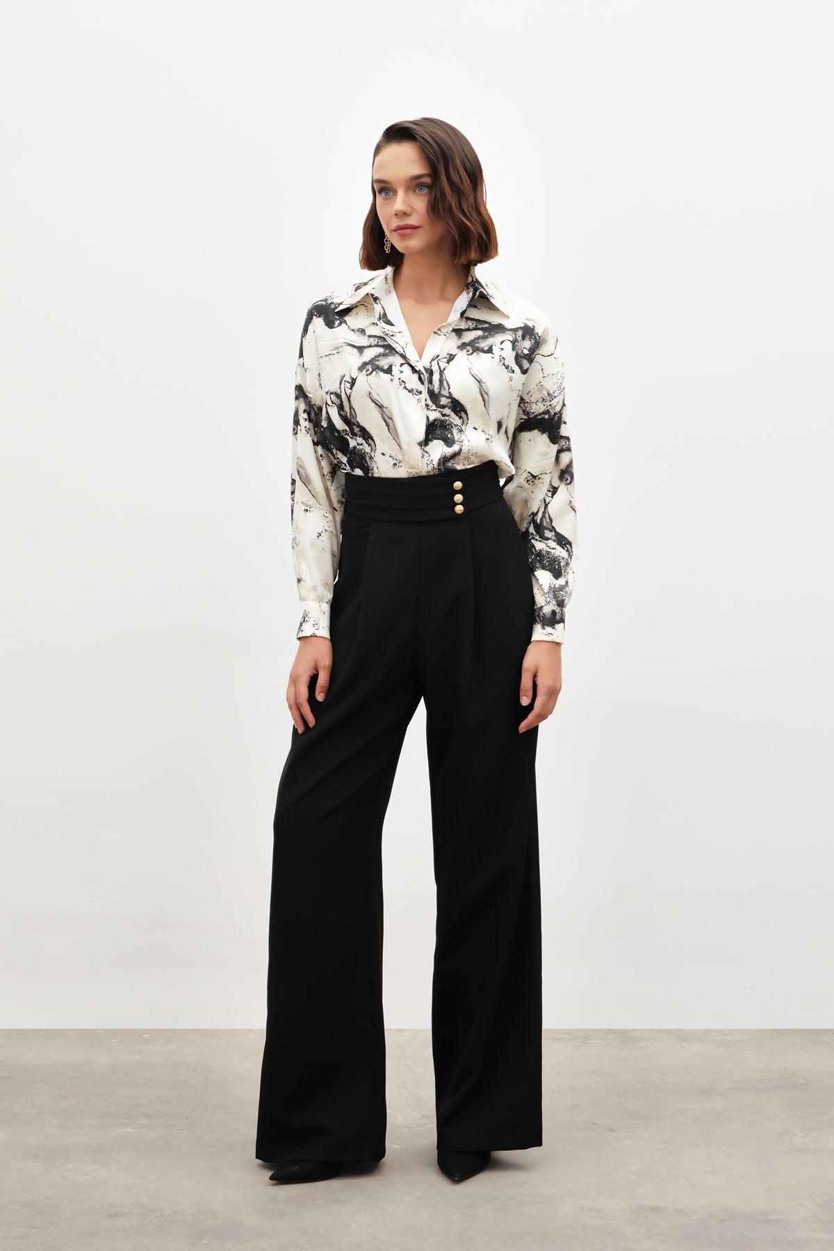 Pantalon large taille haute à boutons dorés