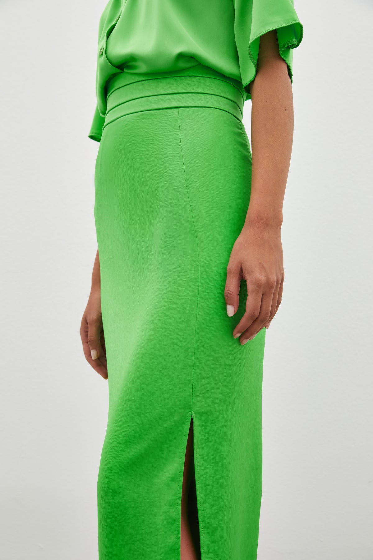 Jupe mi-longue taille haute brillante