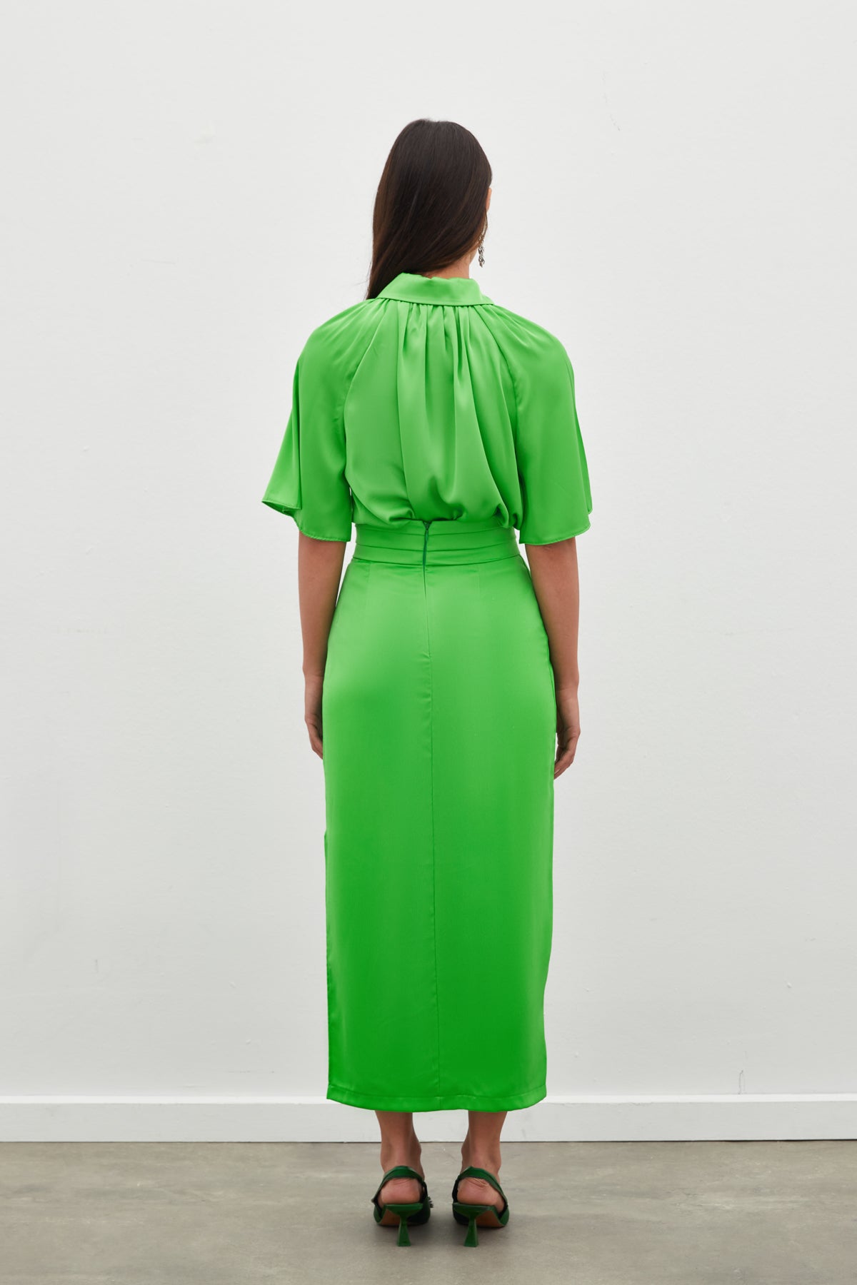 Jupe mi-longue taille haute brillante