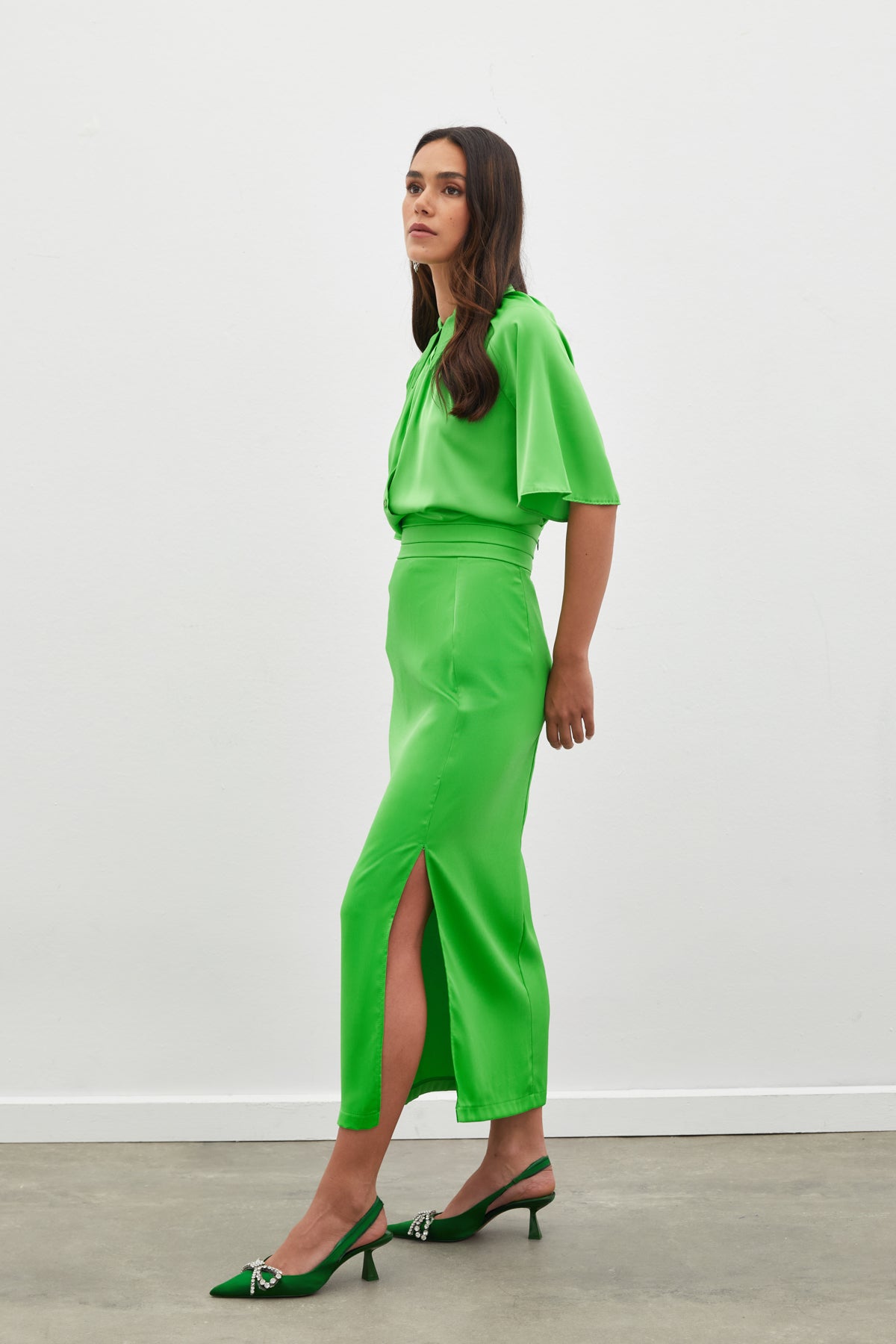 Jupe mi-longue taille haute brillante