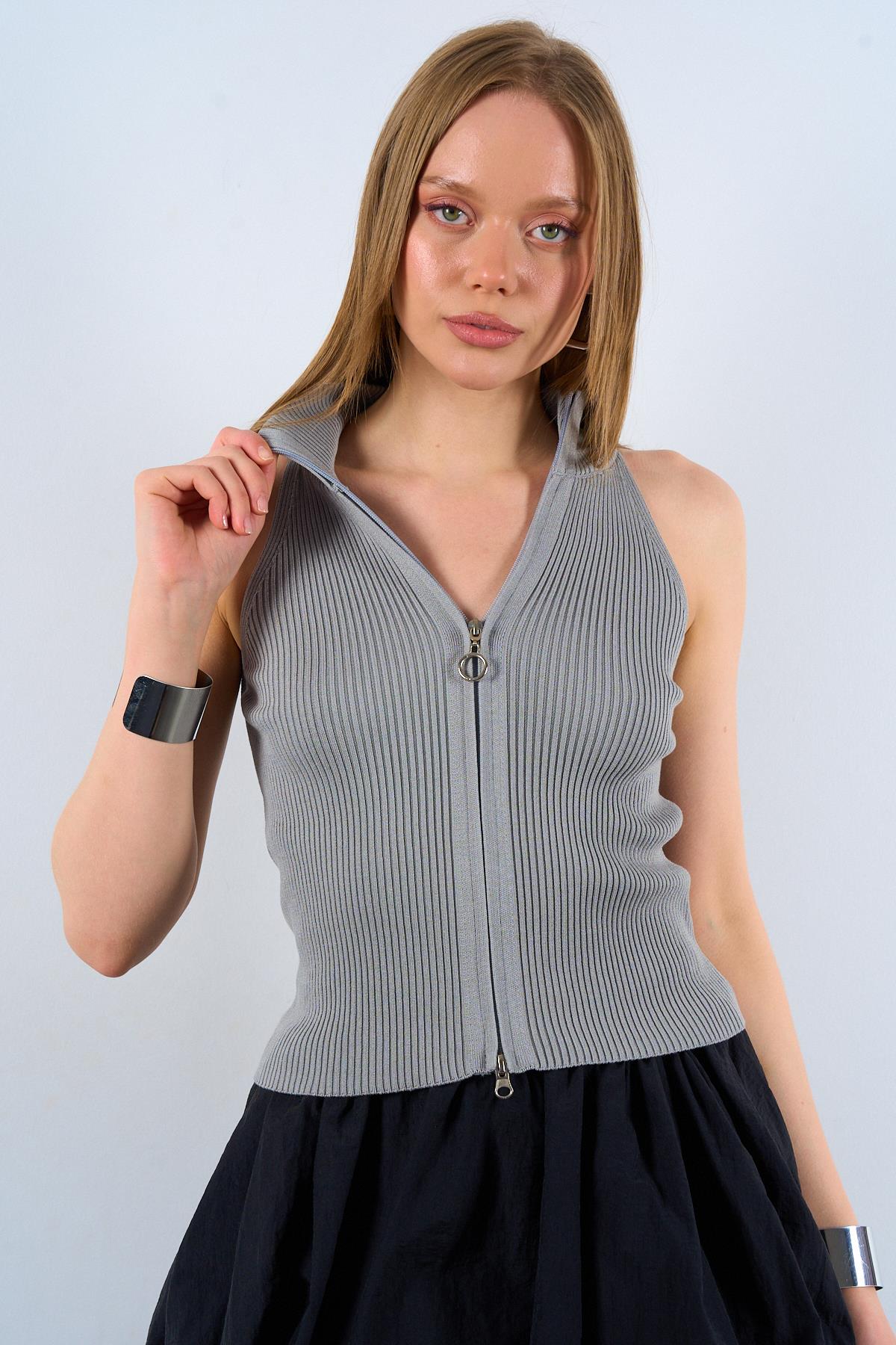 Haut dos nu côtelé avec fermeture éclair sur le devant