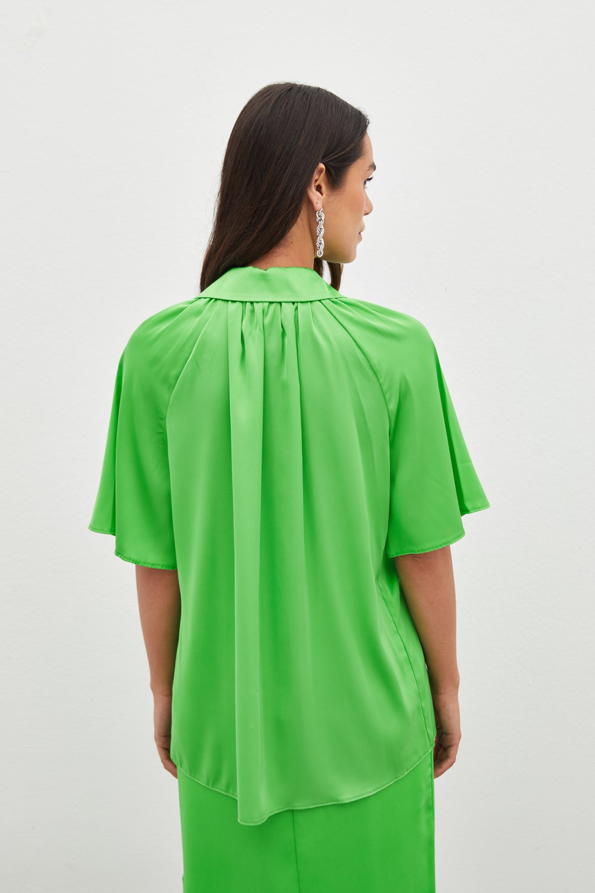 Chemisier boutonné à épaules plissées