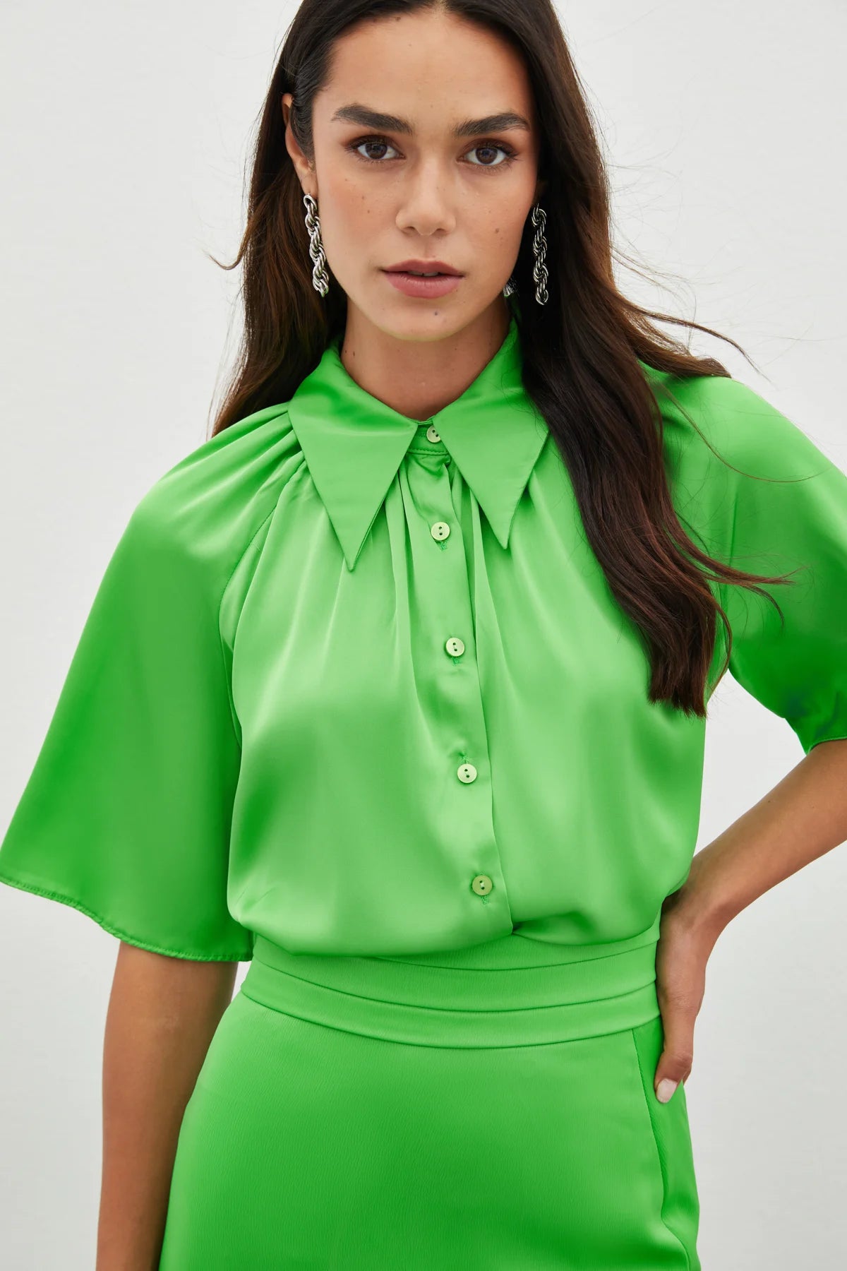 Chemisier boutonné à épaules plissées