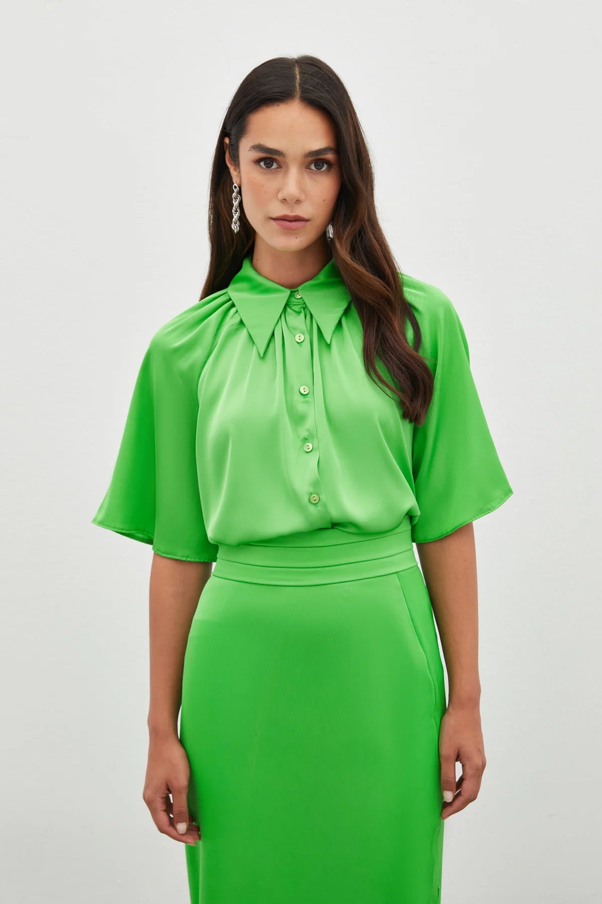 Chemisier boutonné à épaules plissées