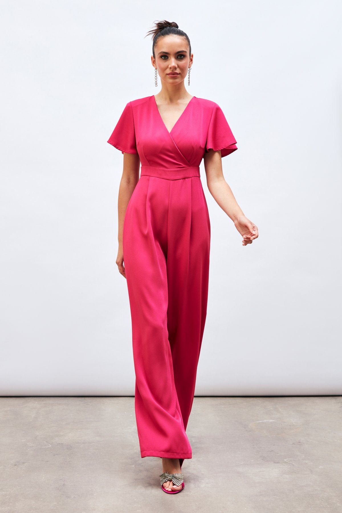 Combinaison à col en V et manches flottantes