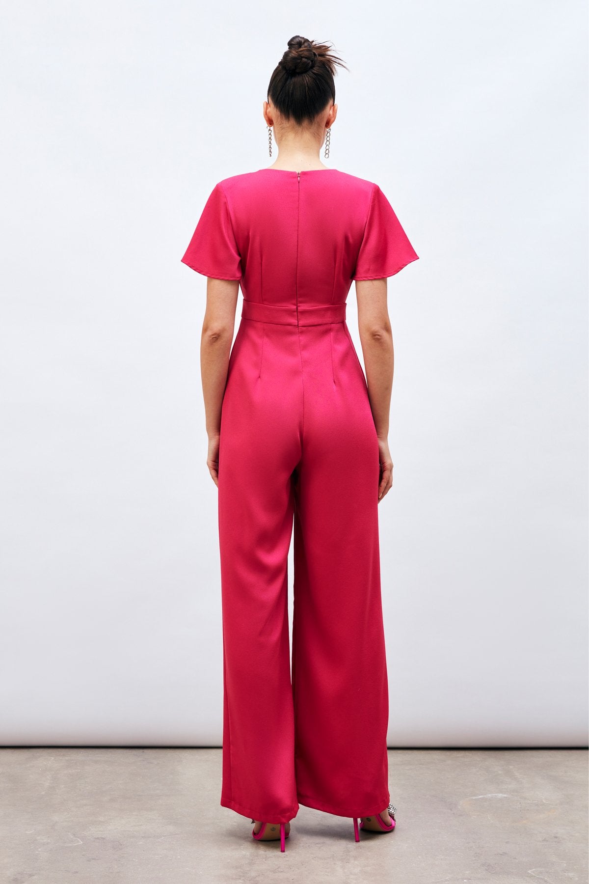 Combinaison à col en V et manches flottantes