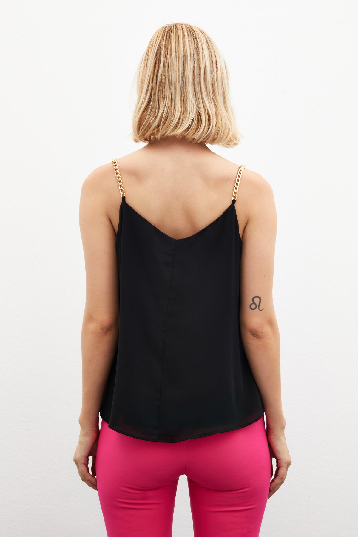 Haut caraco à col en V et bretelles en chaîne