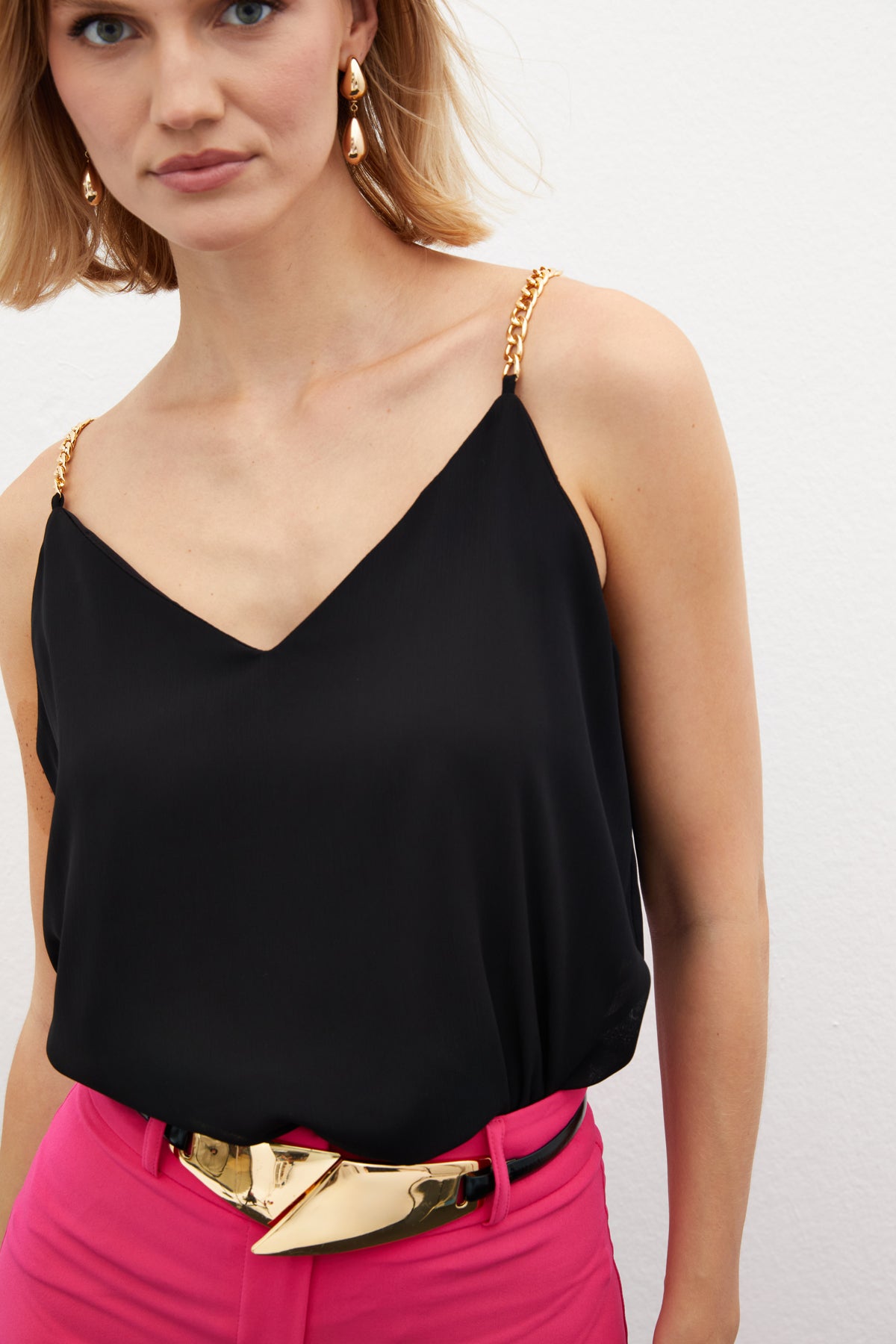 Haut caraco à col en V et bretelles en chaîne